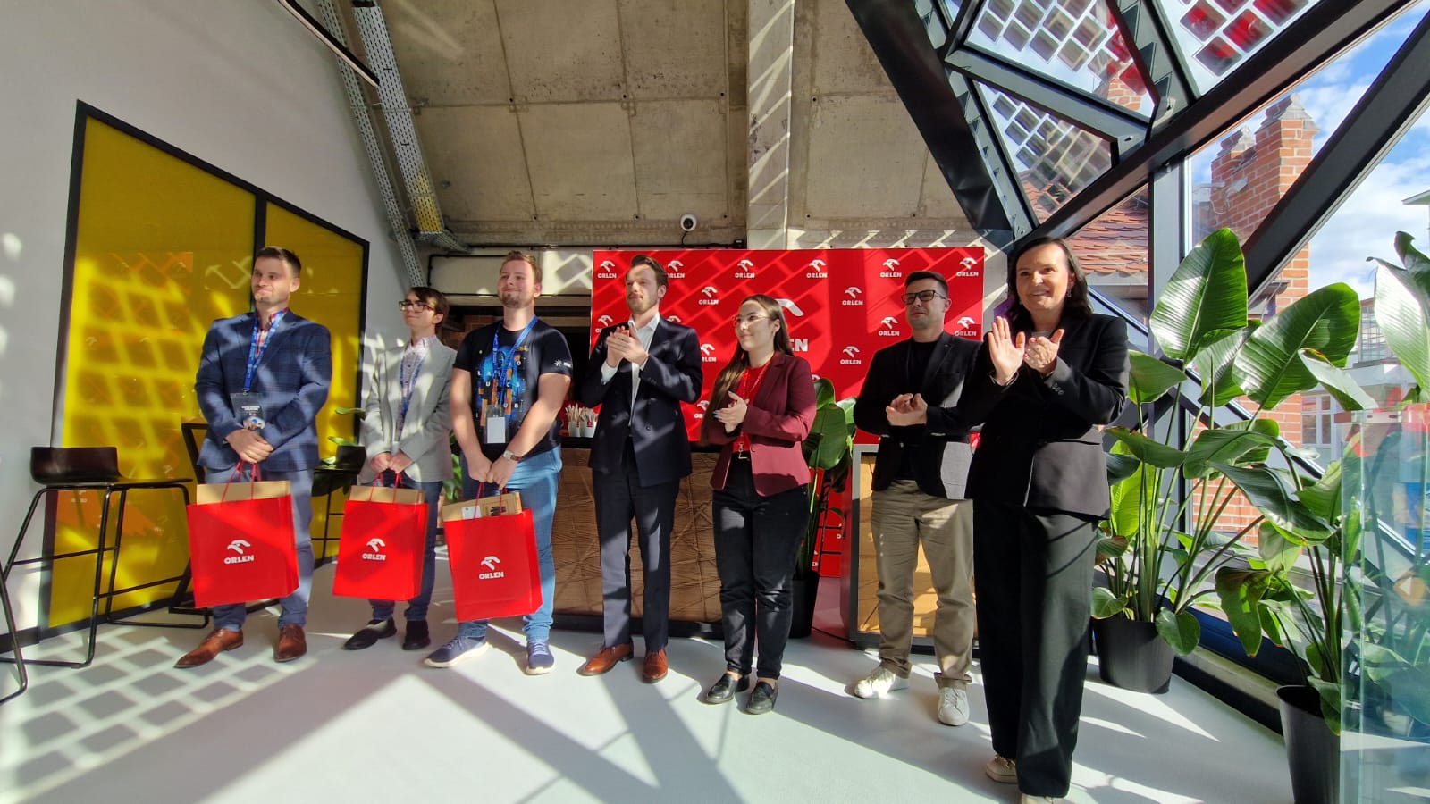 Read more about the article Success at CREATON Hackathon 2025 – First Prize for Chrobok_Group Members!